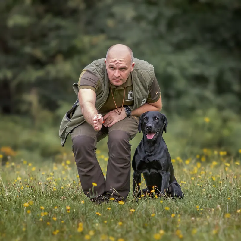 Karl Salewski und Forest auf einer Wiese