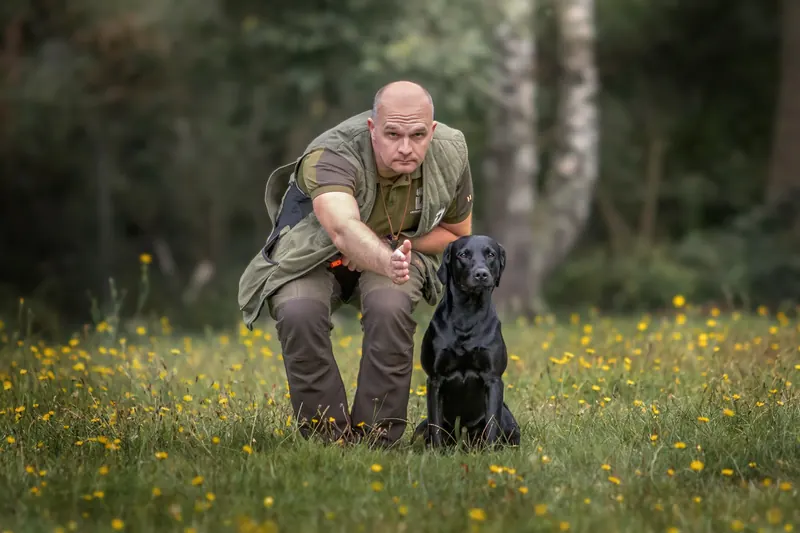 Karl Salewski kniet neben Forest und zeigt ihm die Richtung
